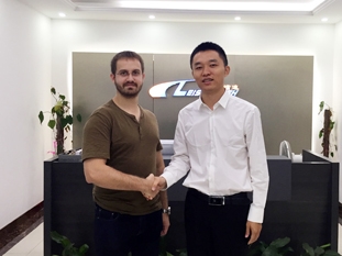 bevitor伟德洗车机销往全球第81个国家，斯诺伐克客户Soma先生订购两台镭翼SG仿形无接触智能洗车机