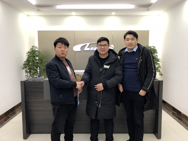 bevitor伟德喜迎2019新年开门红，河南省平顶山叶县张总来厂订购一台镭鹰S90风干型洗车机