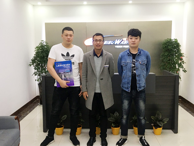 销售红红火火，内蒙古满洲里市刘总千里之外赶赴bevitor伟德订购一台镭豹WIN5镀膜风干一体机