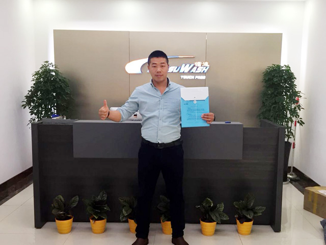 bevitor伟德品质赢得认可，四川省西昌市杨总来厂订购一台镭豹360炫彩型洗护一体机