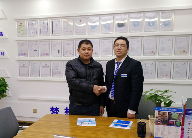 考察再考察，bevitor伟德品质赢得徐州客户信赖 现场订购一台镭豹Sword X1全自动电脑洗车机。