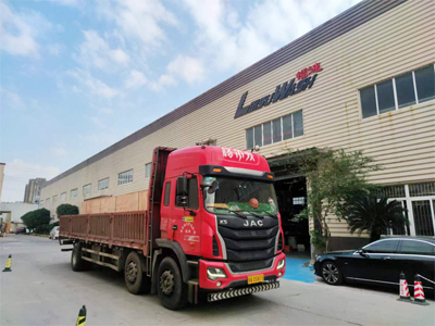 发货现场，两台镭豹360锐意型洗车机发往内蒙古通辽市鲁新加油站