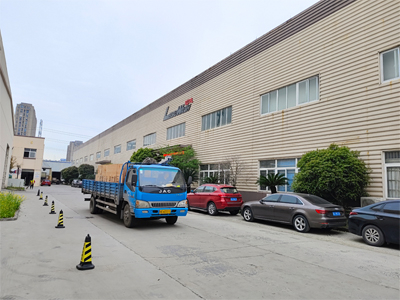 发货现场，镭豹360锐意型洗车机发往山东省菏泽市巨野县恒强石化加油站