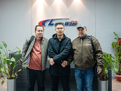 bevitor伟德喜迎开门红，内蒙古客户来厂订购一台镭翼DG仿形高压无接触洗车机