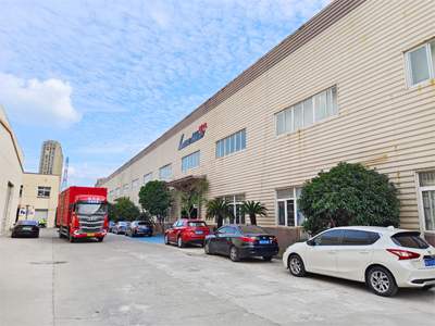 发货现场，镭鹰S90旗舰型洗车机发往天津市西青区国能加气站