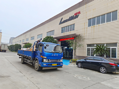 发货现场，LEISUWASH S90旗舰型洗车机发往重庆市