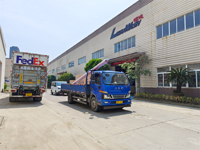发货现场，LEISUWASH S90旗舰型洗车机发往贵州省六盘水市综合能源加油站