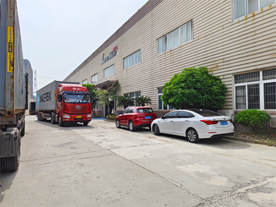海外发货现场，两台LEISUWASH SG仿形高压无接触自动洗车机发往乌克兰