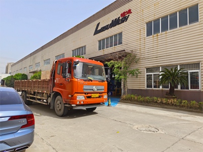 发货现场，LEISUWASH S90旗舰型洗车机发往四川省成都市