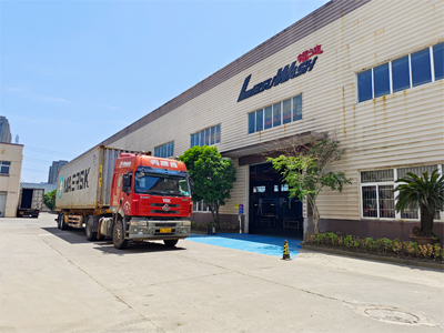 海外发货现场，两台LEISUWASH 360和一台DG洗车机发往匈牙利首都布达佩斯