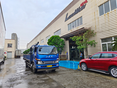 发货现场，LEISUWASH S90旗舰型洗车机发往山东省聊城市纽斯达加油站