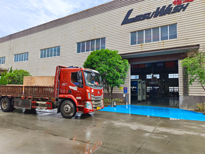 发货现场，LEISUWASH S90旗舰型洗车机发往湖北省钟祥市鲁明石化加油站