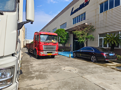 发货现场，LEISUWASH S90旗舰型洗车机发往黑龙江省齐齐哈尔市东郊天然气加气站