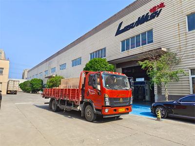 发货现场，LEISUWASH S90旗舰型洗车机发往广东省广州市