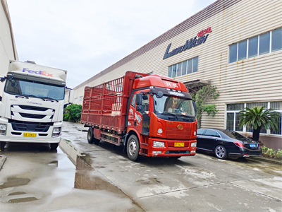 发货现场，LEISUWASH S90旗舰型洗车机发往江苏省南通市中国石油加油站