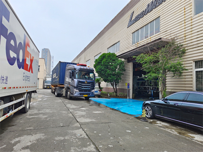 海外发货现场，LEISUWASH SG仿形高压无接触自动洗车机发往美国
