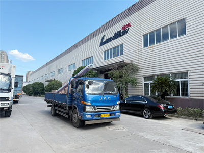 发货现场，LEISUWASH S90旗舰型洗车机发往山西省大同市宏达石化加油站