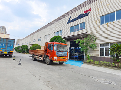 发货现场，LEISUWASH S90旗舰型洗车机发往贵州省凯里市