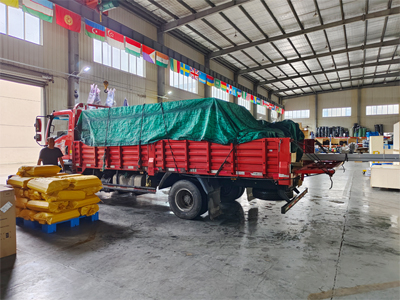 发货现场，LEISUWASH S90旗舰型洗车机发往山东省青岛市华峰加油站